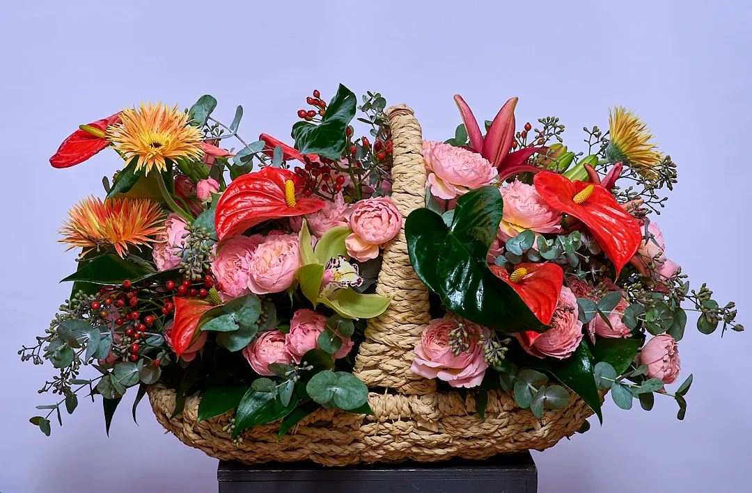 Корзина из пионовидных роз и яркой экзотики, фото 2 Корзина из пионовидных роз и яркой экзотики, фото 2