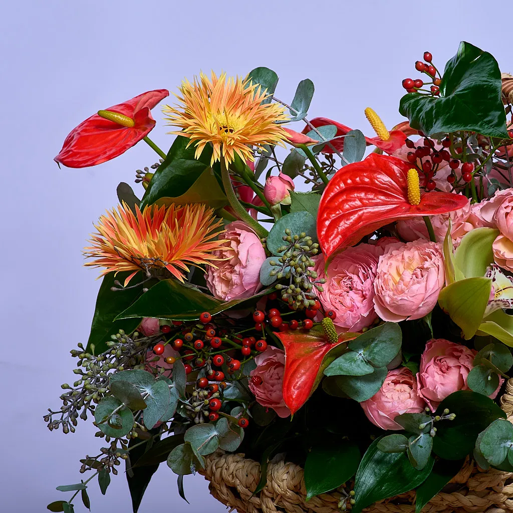 Корзина из пионовидных роз и яркой экзотики, фото 3 Корзина из пионовидных роз и яркой экзотики, фото 3