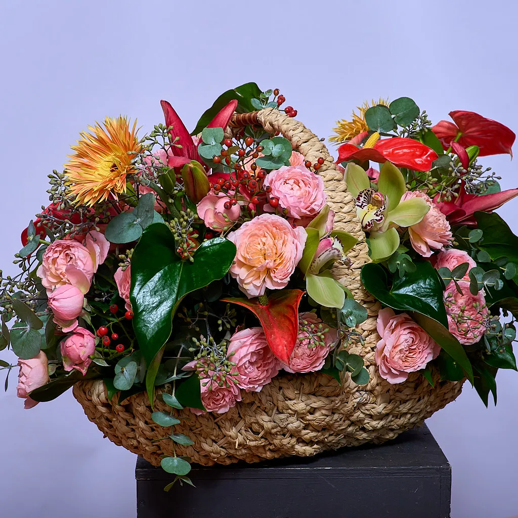 Корзина из пионовидных роз и яркой экзотики, фото 4 Корзина из пионовидных роз и яркой экзотики, фото 4