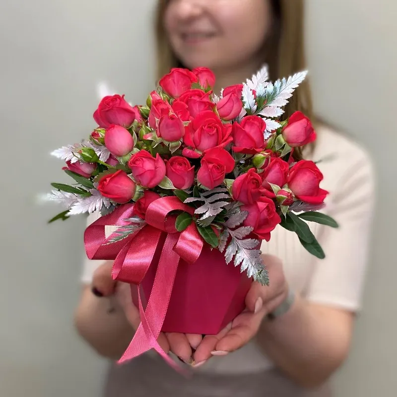 Композиция в шляпной коробке "Малиновое очарование" из кустовых розочек Фото « Композиция в шляпной коробке "Малиновое очарование" из кустовых розочек»