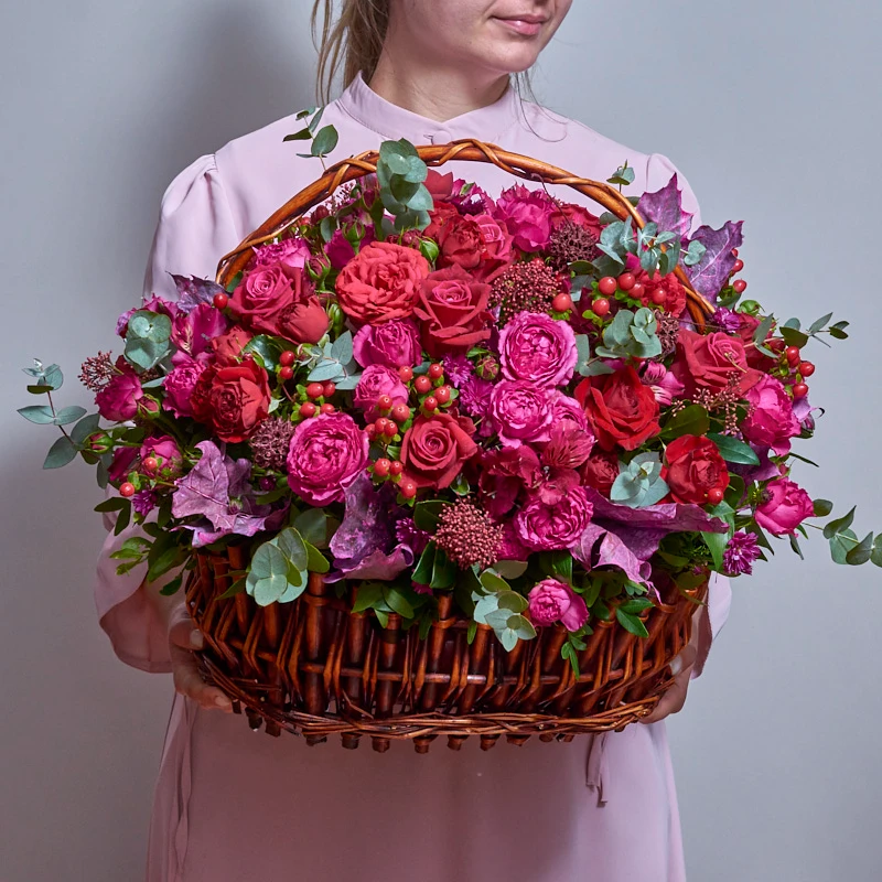 Корзина из пионовидных роз и эвкалипта «Ягодный коктейль» Фото «Корзина из пионовидных роз и эвкалипта «Ягодный коктейль»»