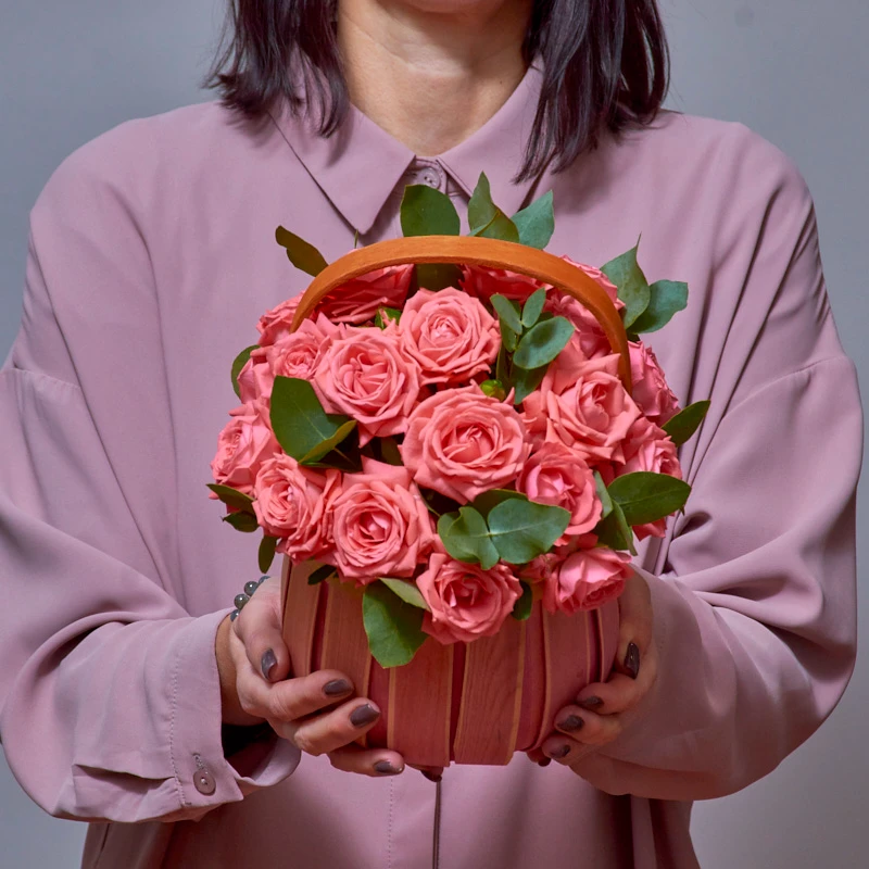 Корзина из кустовых коралловых роз, фото 2 Корзина из кустовых коралловых роз, фото 2