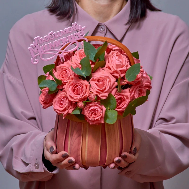 Корзина из кустовых коралловых роз, фото 7 Корзина из кустовых коралловых роз, фото 7