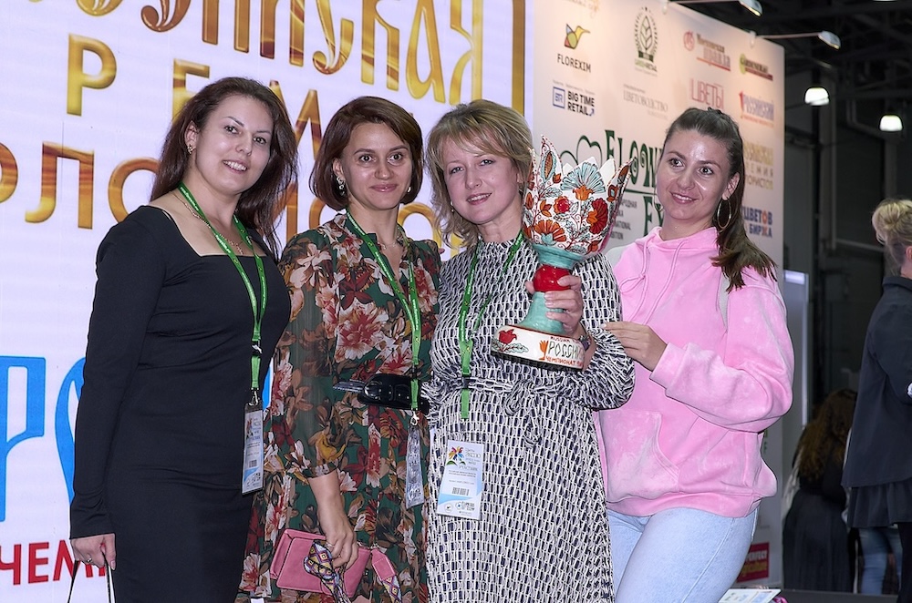 Екатерина Конева со своими помощниками на сцене Российского Чемпионата Флористов
